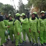 Petugas Kebersihan Perempuan Garut. (Feri/Radar Garut)