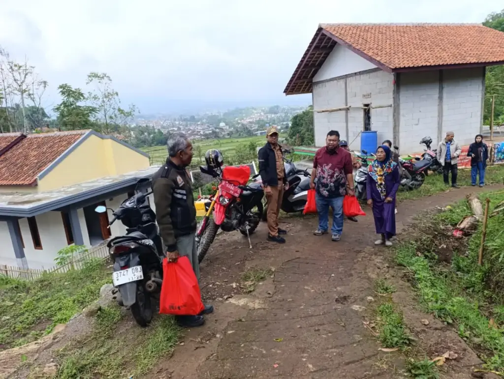 Anggota DPRD Garut, Yudha Puja Turnawan saat mengunjungi Janda Tua Penjual Rujak