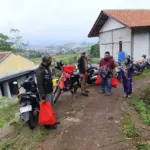 Anggota DPRD Garut, Yudha Puja Turnawan saat mengunjungi Janda Tua Penjual Rujak