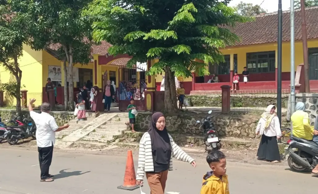 Siswa Garut Tetap Terima MBG Selama Libur, Ucapkan Terima Kasih ke Presiden Siswa Garut Tetap Terima MBG Selama Libur, Ucapkan Terima Kasih ke Presiden. (Feri/radar Garut)