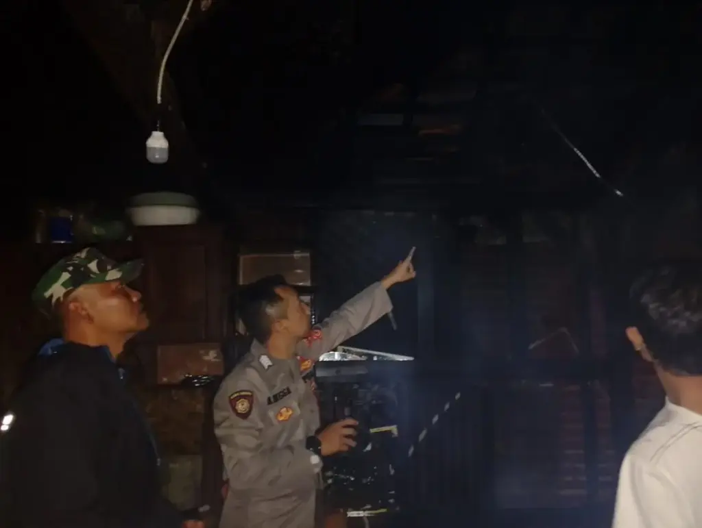 Rumah Semi Permanen di Samarang Garut Terbakar, Polsek Amankan TKP Rumah Semi Permanen di Samarang Garut Terbakar, Polsek Amankan TKP. (ist)