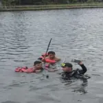 Proses pencarian HP wartawan yang dilempar oknum ormas ke Situ Cigayonggong. (Istimewa)