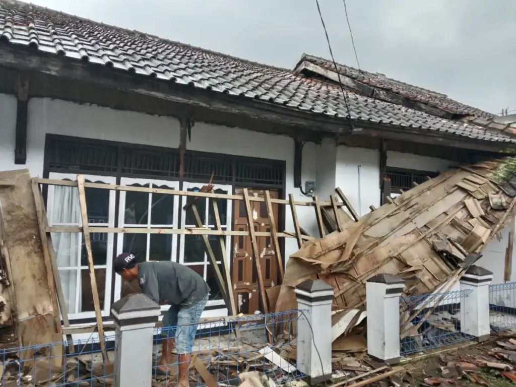 Cuaca Ekstrem di Garut, 1 Warga meninggal Puluhan Rumah Terdampak istimewa