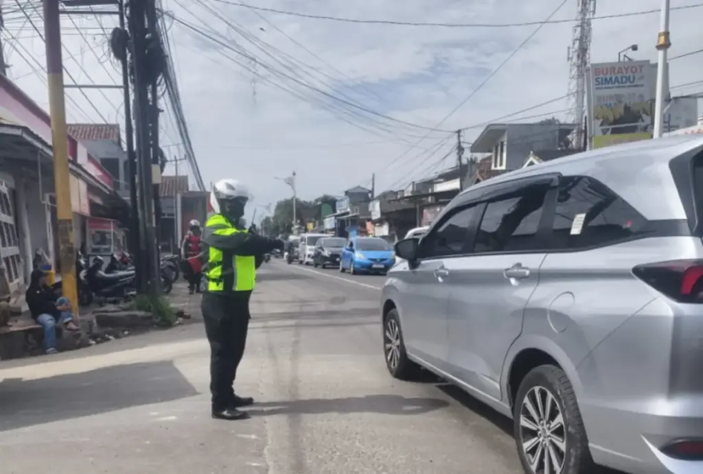 Wisatawan Masih Padati Arus Lalu Lintas di Garut, Sistem One Way Diterapkan di Beberapa Titik Wisatawan Masih Padati Arus Lalu Lintas di Garut, Sistem One Way Diterapkan di Beberapa Titik.(Ist)