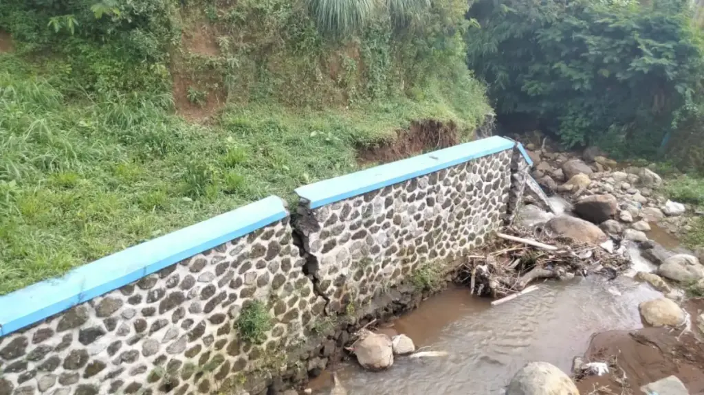 Warga Girijaya Cikajang Pertanyakan TPT Sungai Ambruk, Padahal Belum Lama Dibangun
