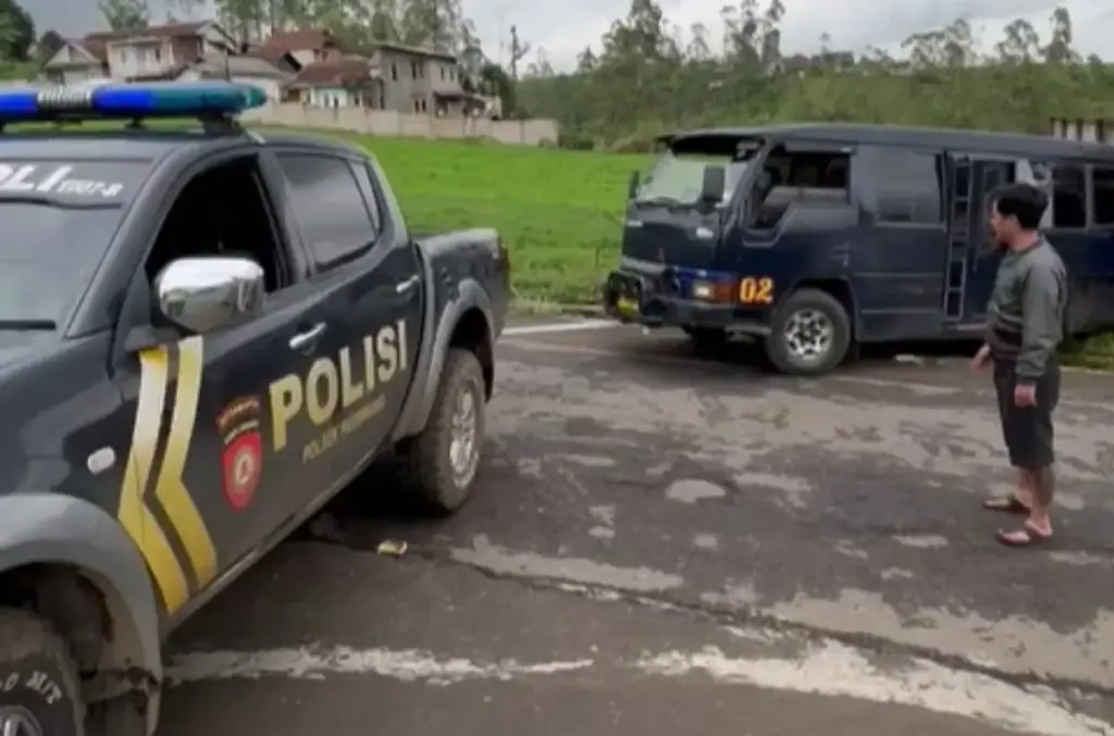 Berjibaku di Jalur Curam Darajat, Polisi Jaga Arus Wisata di Tengah Lonjakan 124 Ribu Pengunjung Berjibaku di Jalur Curam Darajat, Polisi Jaga Arus Wisata di Tengah Lonjakan 124 Ribu Pengunjung