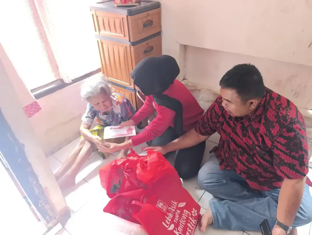 Emak Titi, Lansia Miskin Ekstrem dan Lumpuh di Garut Kota Tak Dapat Bantuan Apapun Emak Titi, Lansia Miskin Ekstrem dan Lumpuh di Garut Kota Tak Dapat Bantuan Apapun