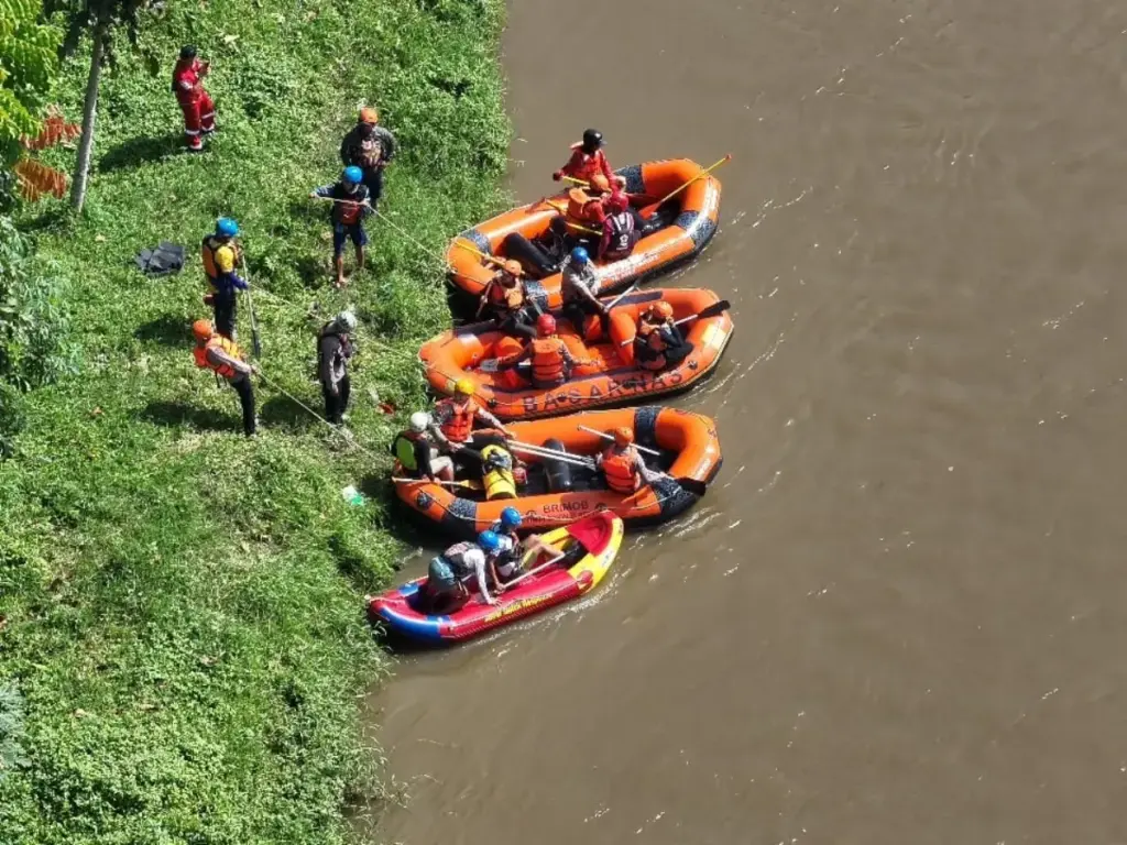 Tim Basarnas masih melakukan pencarian korban hanyut di sungai Cimanuk di hari kedua. (Ist)