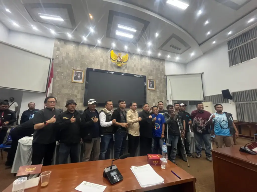 Terdampak Pemberhentian Galian C, Bupati Garut Ajak Supir Truk Cari Jalan Tengah. (Rizka/Radar Garut)