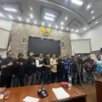 Terdampak Pemberhentian Galian C, Bupati Garut Ajak Supir Truk Cari Jalan Tengah. (Rizka/Radar Garut)