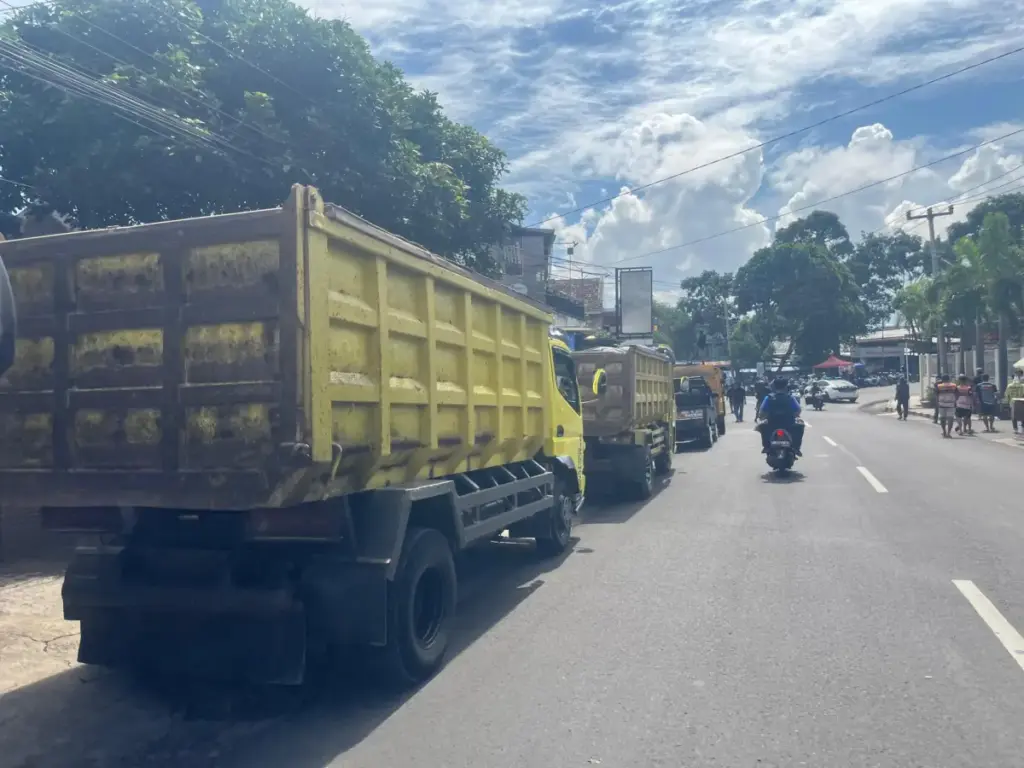 Ditutup Tanpa Solusi, Supir Truk Galian C Terjepit: Pendapatan Hilang, Cicilan Mandek. (Rizka/Radar Garut)