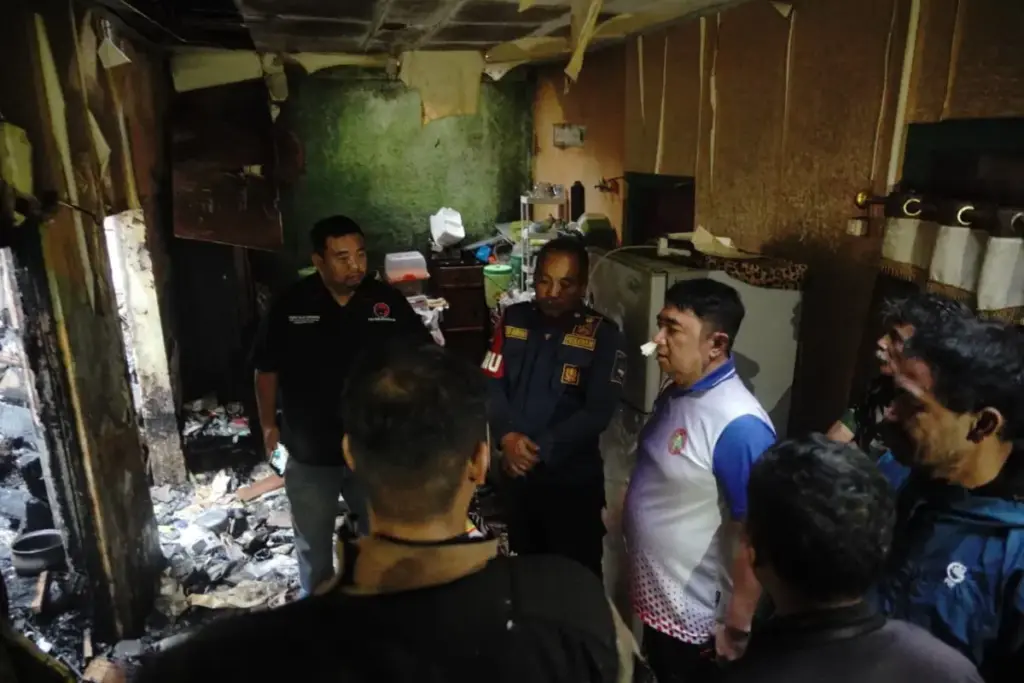 Bupati Garut Diajak oleh Anggota DPRD Tinjau Korban Kebakaran di Garut Kota Bupati Garut dan Anggota DPRD meninjau Korban Kebakaran di Garut Kota.(Feri/Radar Garut)