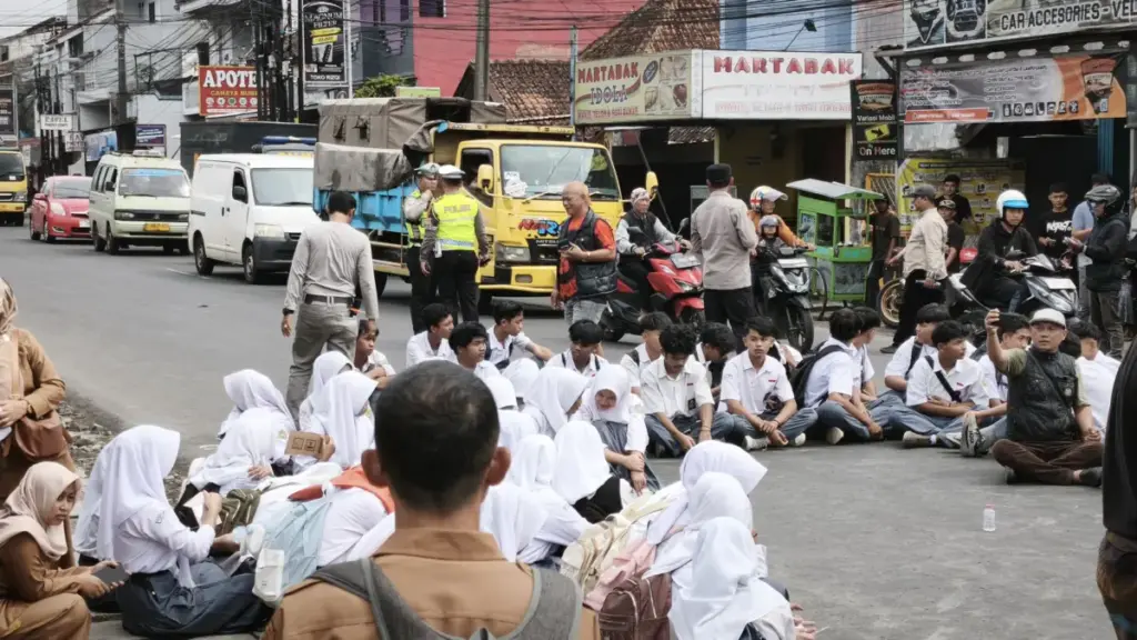 Hari Pertama Sekolah, Siswa SMA YBHM Garut Turun ke Jalan Akibat Sekolah Digembok IQBAL GOJALI/RADAR GARUT
