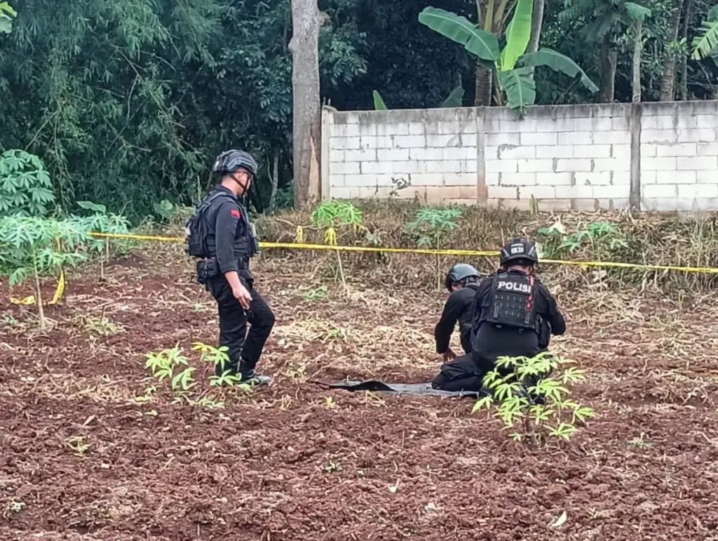 Polsek Leuwigoong dan Gegana Brimob Polda Jabar Musnahkan Proyektil Berkarat yang Ditemukan Warga istimewa