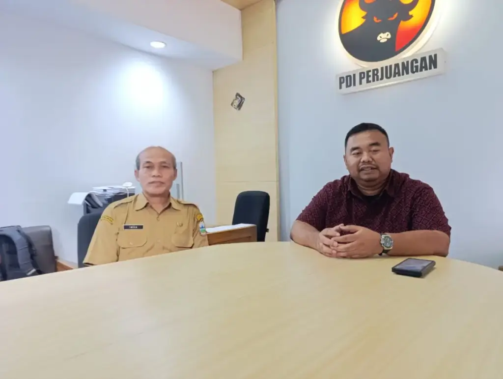 Anggota DPRD Garut Yudha Puja Turnawan bersama Sekdis Pendidikan Garut. (Feri/Radar Garut)
