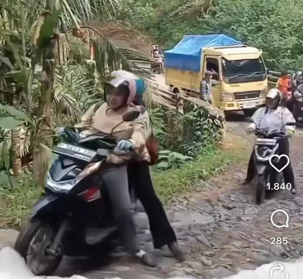 Kondisi jalan Cisewu. (Tangkapan layar video IG inimahgarutselatan)