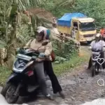 Kondisi jalan Cisewu. (Tangkapan layar video IG inimahgarutselatan)