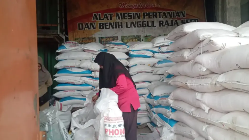 Saldo Rekening Kartu Tani Disedot Kredit, Kios Pupuk di Garut Alami Kerugian Saldo Rekening Kartu Tani Disedot Kredit, Kios Pupuk di Garut Alami Kerugian. (Feri/Radar Garut)