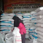 Saldo Rekening Kartu Tani Disedot Kredit, Kios Pupuk di Garut Alami Kerugian. (Feri/Radar Garut)