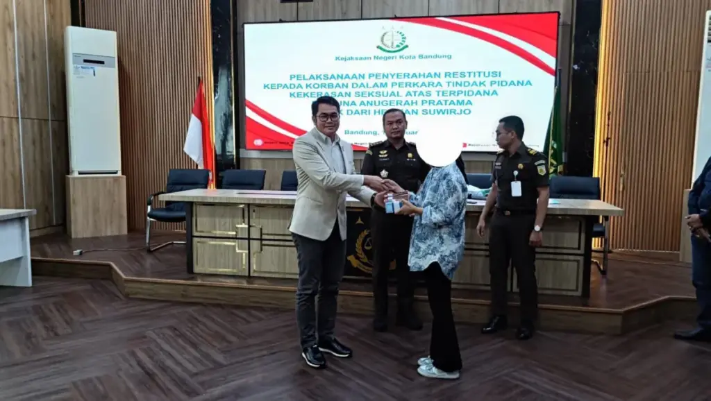 Penyerahan restitusi korban TPKS dokter PAP Bandung. (Istimewa)