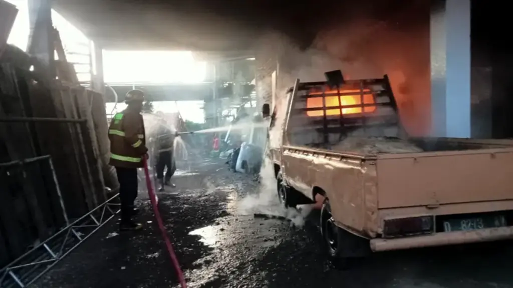 Satu unit mobil yang terbakar di Sukagalih Garut. (Ist)