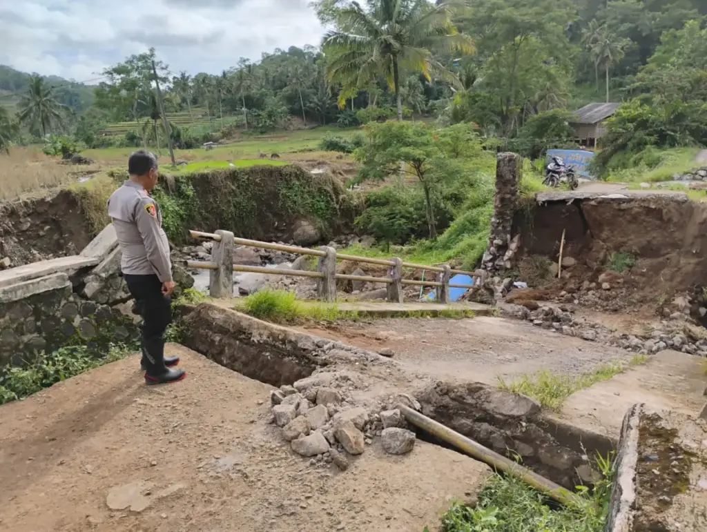 Kondisi Jembatan Cisitu di Kecamatan Cikelet, Garut, yang ambruk akibat curah hujan tinggi dan memutus akses a