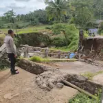 Kondisi Jembatan Cisitu di Kecamatan Cikelet, Garut, yang ambruk akibat curah hujan tinggi dan memutus akses a