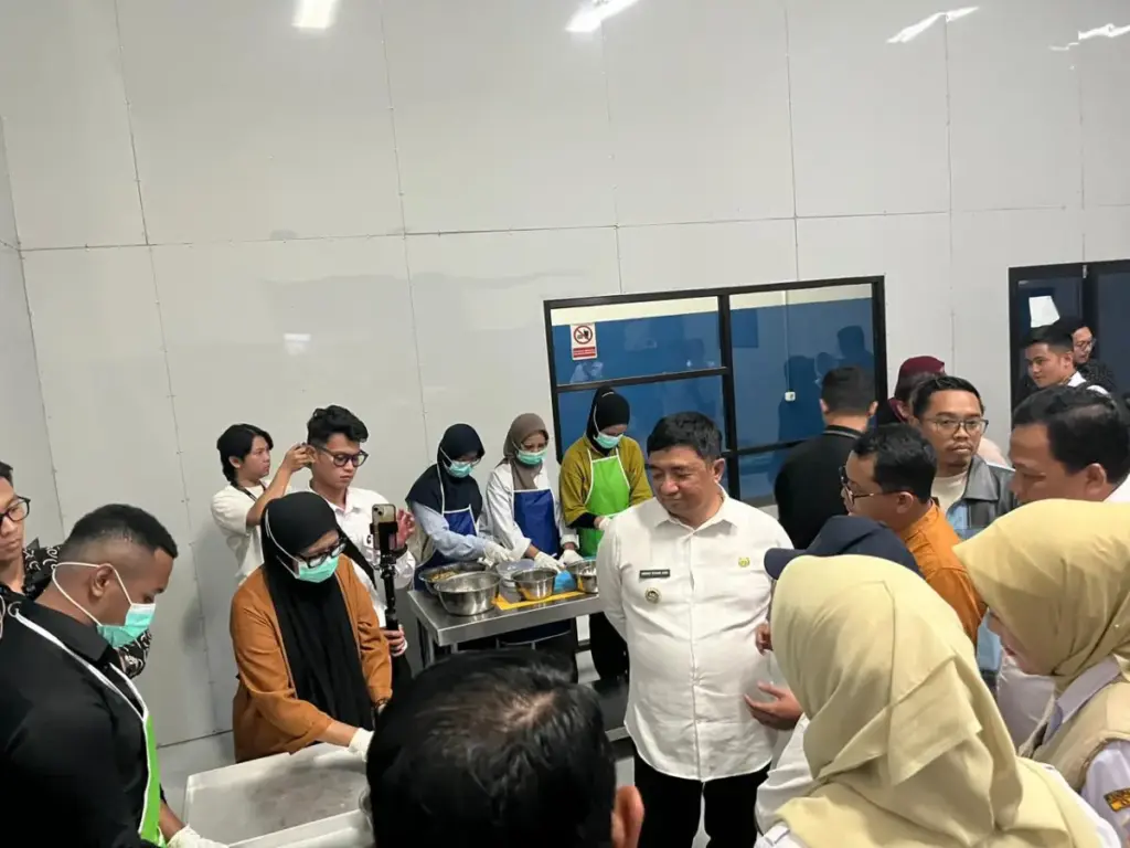 Bupati Garut, Abdusy Syakur Amin saat mengunjungi PT Mandala 525