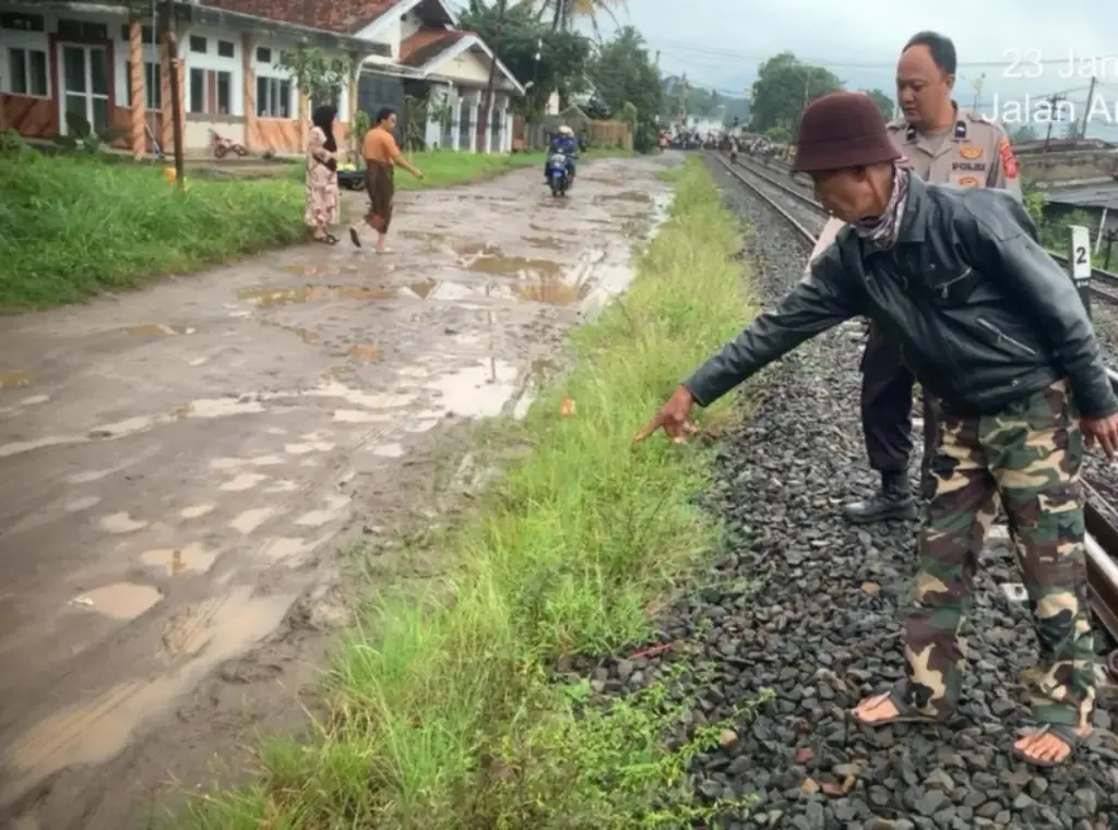 Diduga Terlalu Dekat Rel, Warga Cibatu Tertemper KA Commuter Line Lokasi korban terlintas kereta api. (Istimewa)
