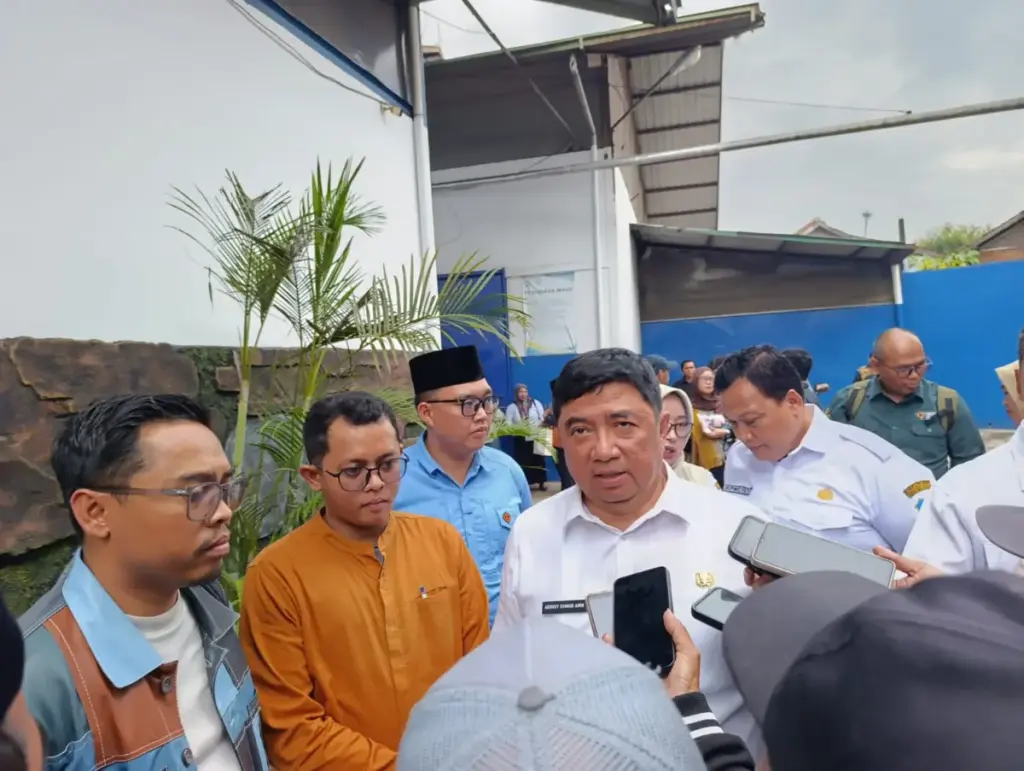 Bupati Garut saat diwawancarai sejumlah awak media di MDL 525