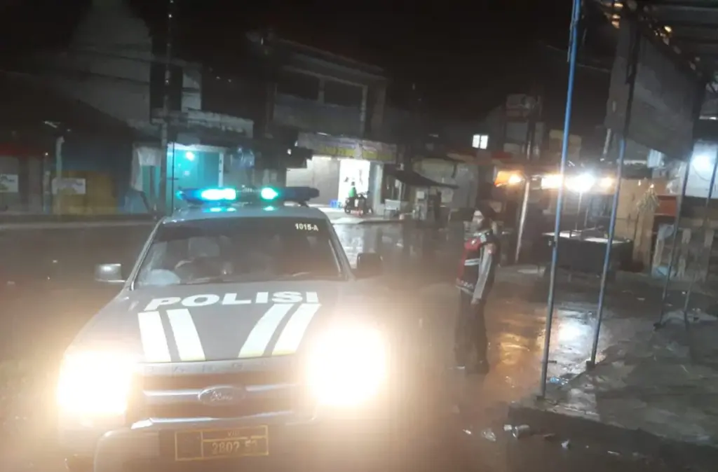 Diduga Mabuk, Seorang Pria Resahkan Pasar Wanaraja Tengah Malam Polisi saat tiba di Pasar Wanaraja.(Istimewa)