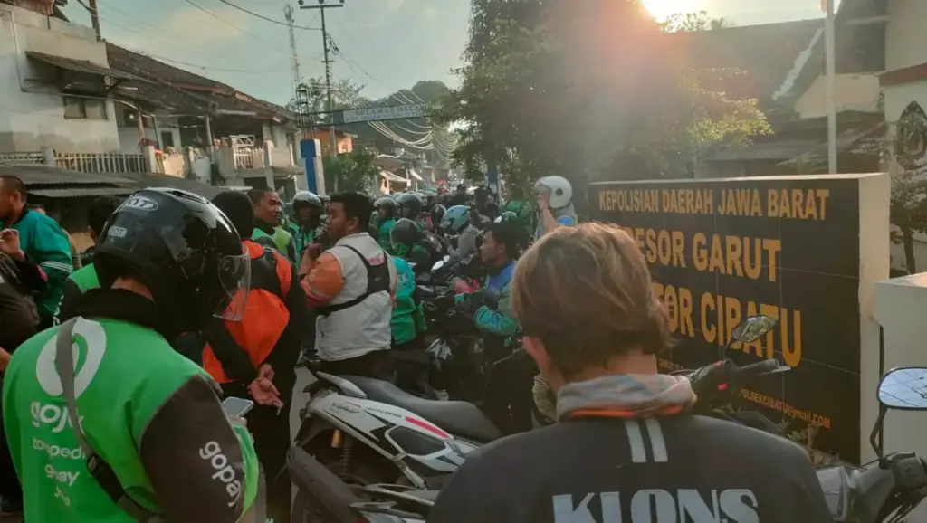 Diduga Ojol Dianiaya Ojek Pangkalan, Ratusan Driver Datangi Polsek Cibatu istimewa