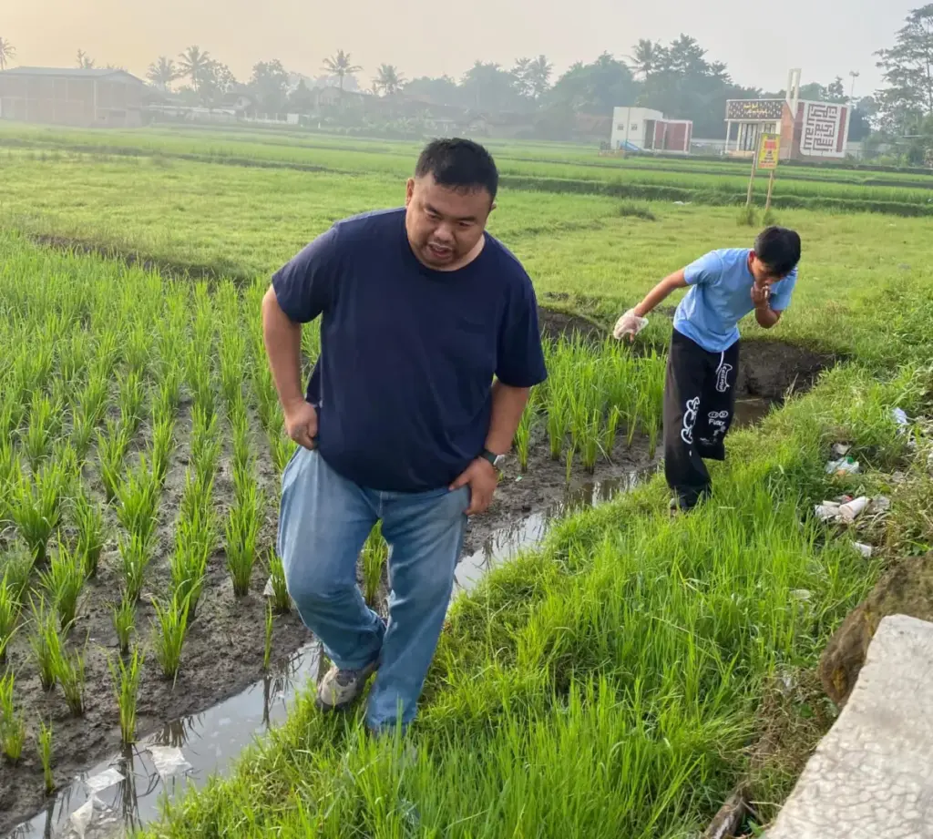 Anggota DPRD Garut Pimpin Pungut Sampah di Jalan Ibrahim Adjie,  85 Karung Berhasil Dikumpulkan