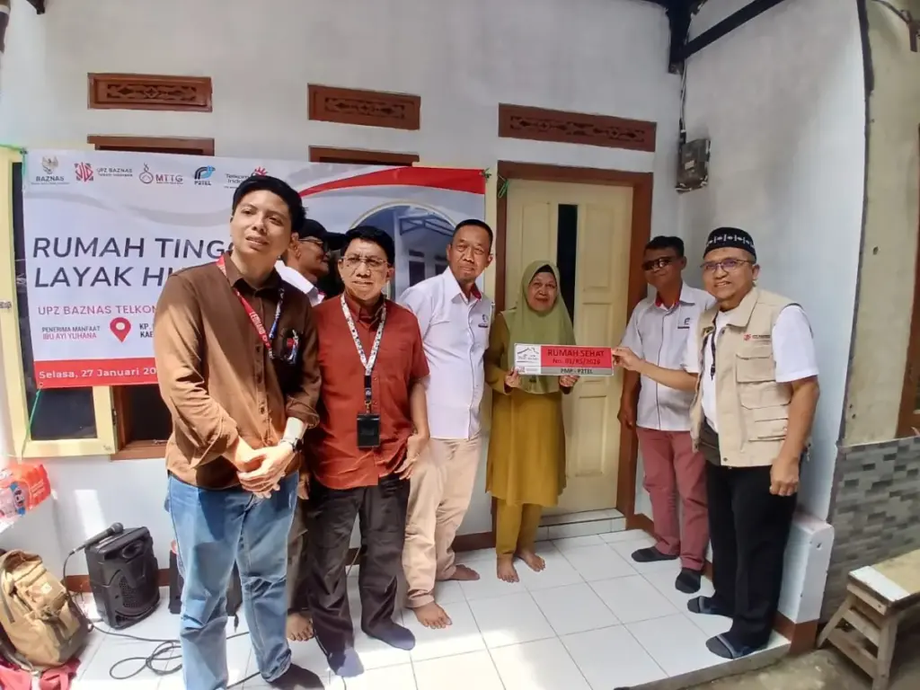 Wujudkan Kepedulian bagi Pensiunan, UPZ Baznas Telkom Group Resmikan Rutilahu di Wanaraja Garut Penyerahan rumah layak huni untuk Ayi Yuhana oleh UPZ Baznas Telkom Group di Wanaraja Garut