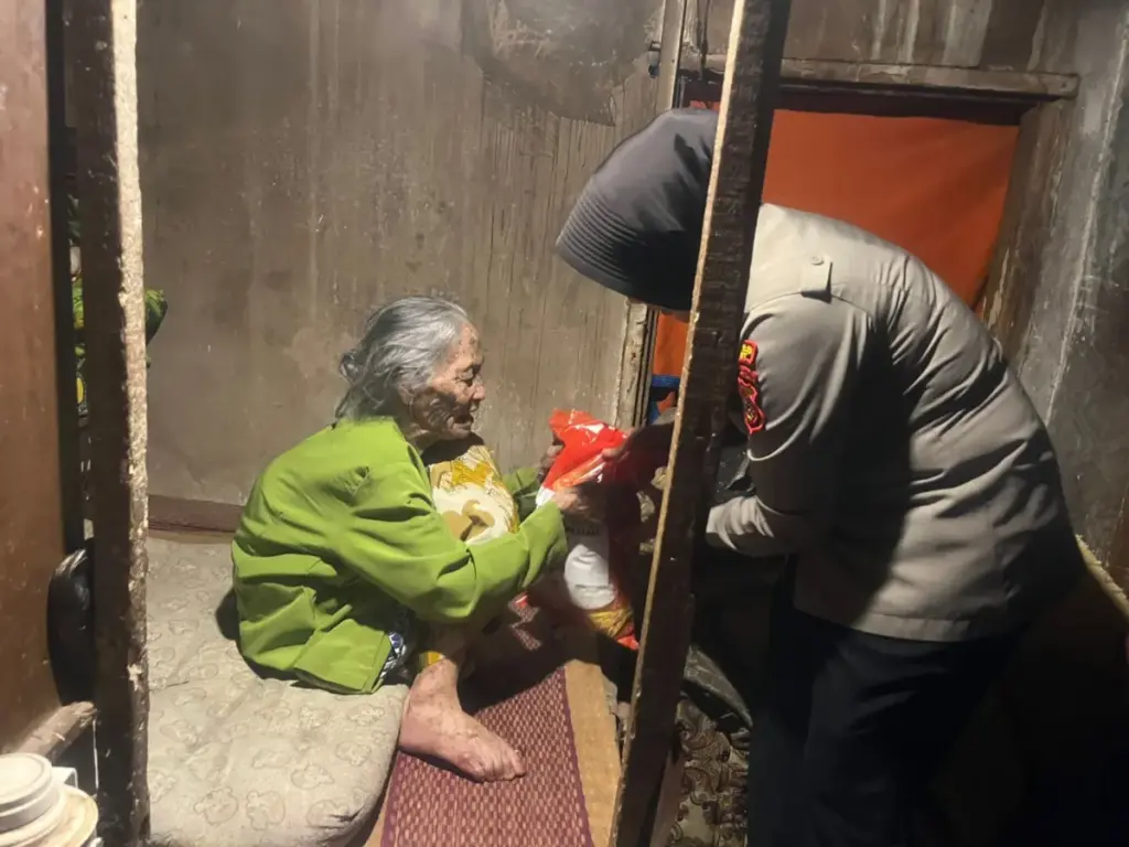 Polres Garut Bagikan Puluhan Paket Beras Bantuan Kapolda Jabar istimewa