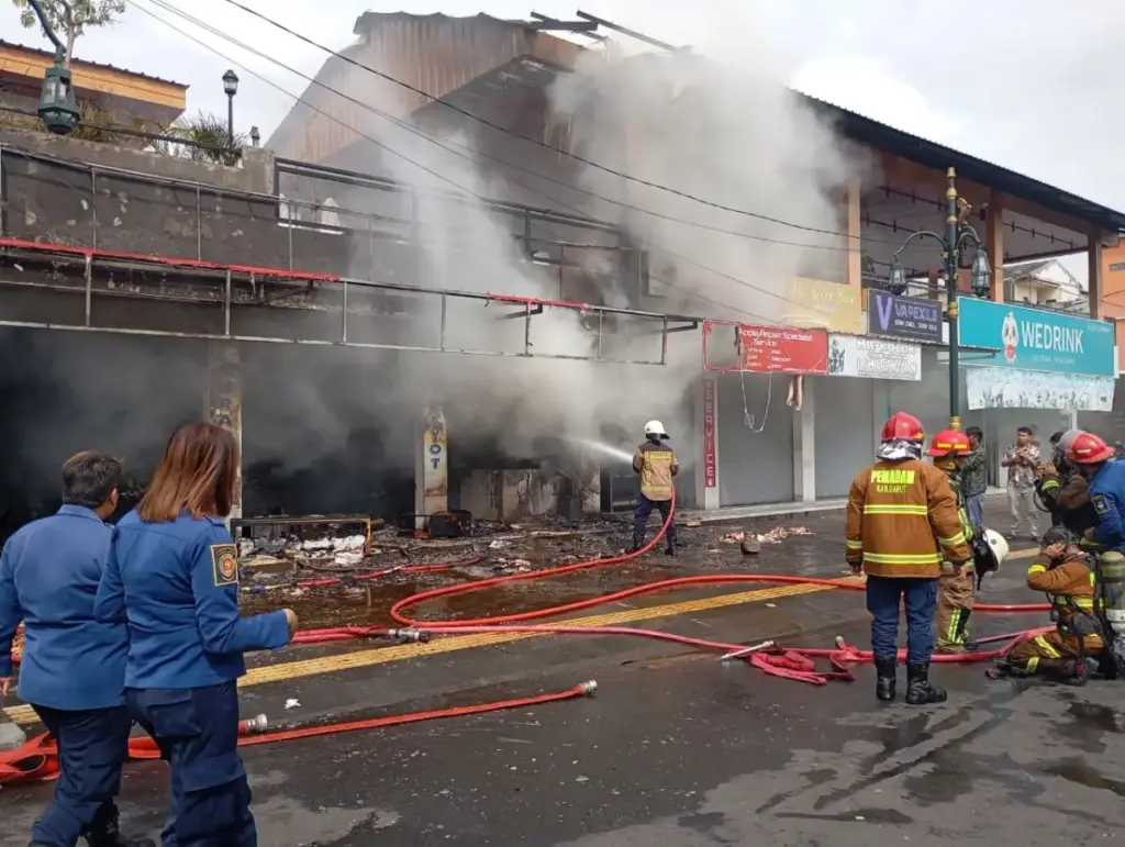 Kebakaran Landa Pertokoan di Pusat Kota Garut, Damkar Kerahkan 5 Unit Mobil dan 35 Personel tiga kios terbakar di persimpangan Jalan Pramuka dan Jalan Bank, Kelurahan Pakuwon, Kecamatan Garut Kota