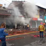 tiga kios terbakar di persimpangan Jalan Pramuka dan Jalan Bank, Kelurahan Pakuwon, Kecamatan Garut Kota