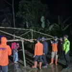 proses pembuatan tenda darurat MI Darul Hikmah Banjarwangi
