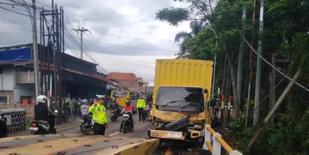 Truk Box Oleng dan Tabrak Tembok Jembatan di Jalan Sudirman Garut. (ist)
