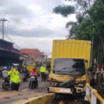 Truk Box Oleng dan Tabrak Tembok Jembatan di Jalan Sudirman Garut. (ist)