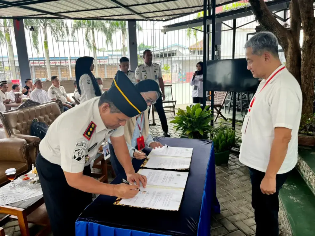 Kalapas Garut melakukan penandatanganan Perjanjian Kerja Sama (PKS) dengan Yayasan Inisiatif Indonesia Biru L