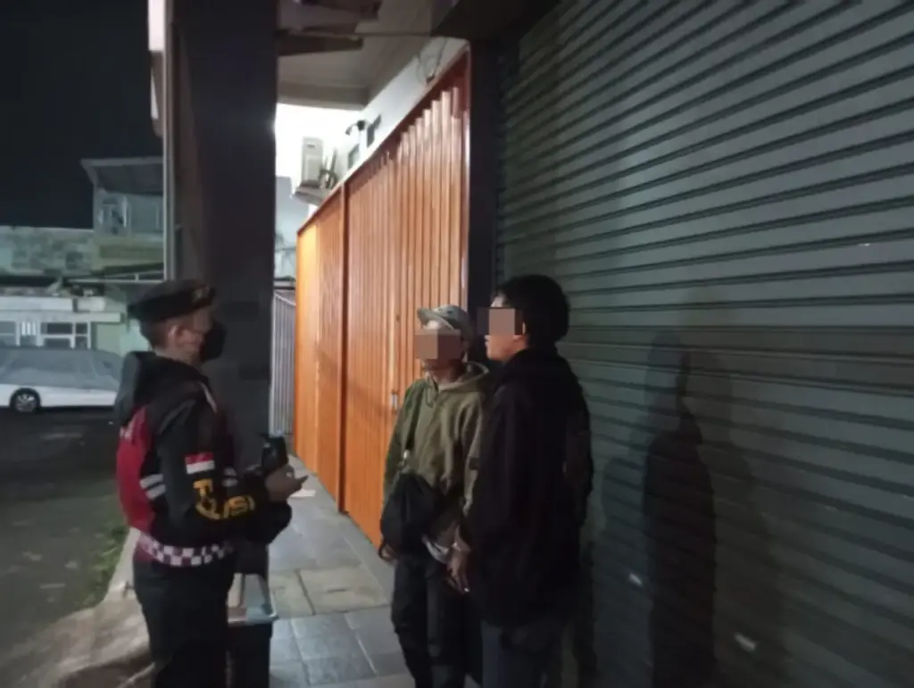 Minum Miras di Pinggir Jalan, Dua Warga Terjaring Patroli Samapta Polres Garut Dua Warga Terjaring Patroli Samapta Polres Garut.(istimewa)