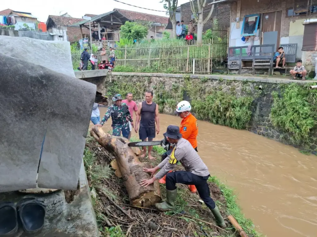 Bencana Hidrometeorologi Landa Pasirwangi, Aparat Gabungan Bergerak Cepat Selamatkan Warga dan Pulihkan Akses istimewa