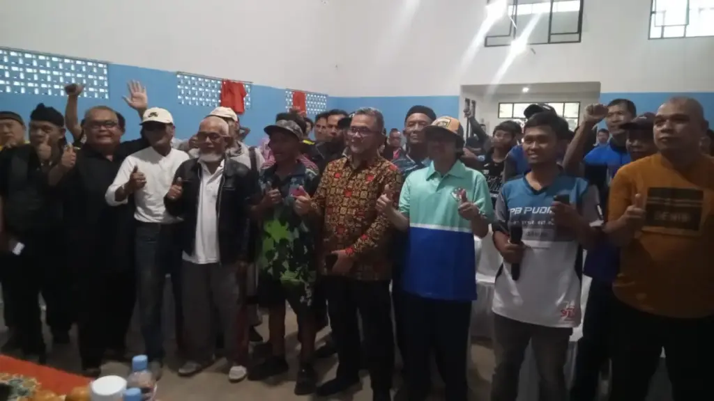 Ahab Sihabudin foto bersama dengan Pengurus dan Anggota PTMSI Garut