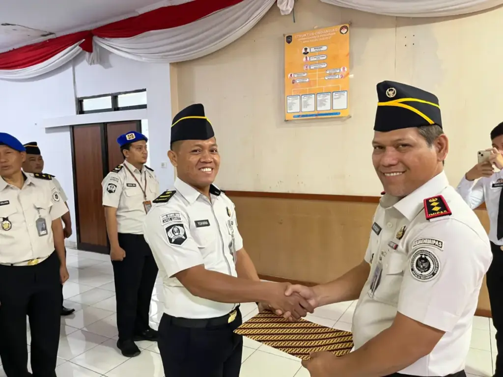 Kalapas Garut memimpin Pelantikan kenaikan pangkat pegawai Lapas Garut dalam rangkaian acara SATOPS PATNAL