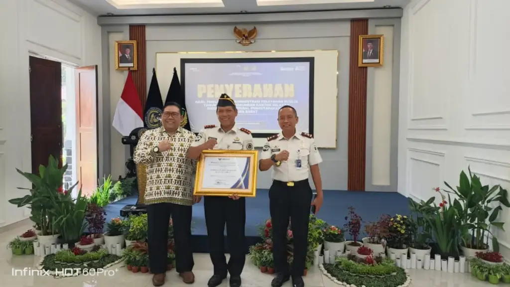 Kalapas Garut menerima piagam penghargaan di Aula Rutan Kelas I Bandung