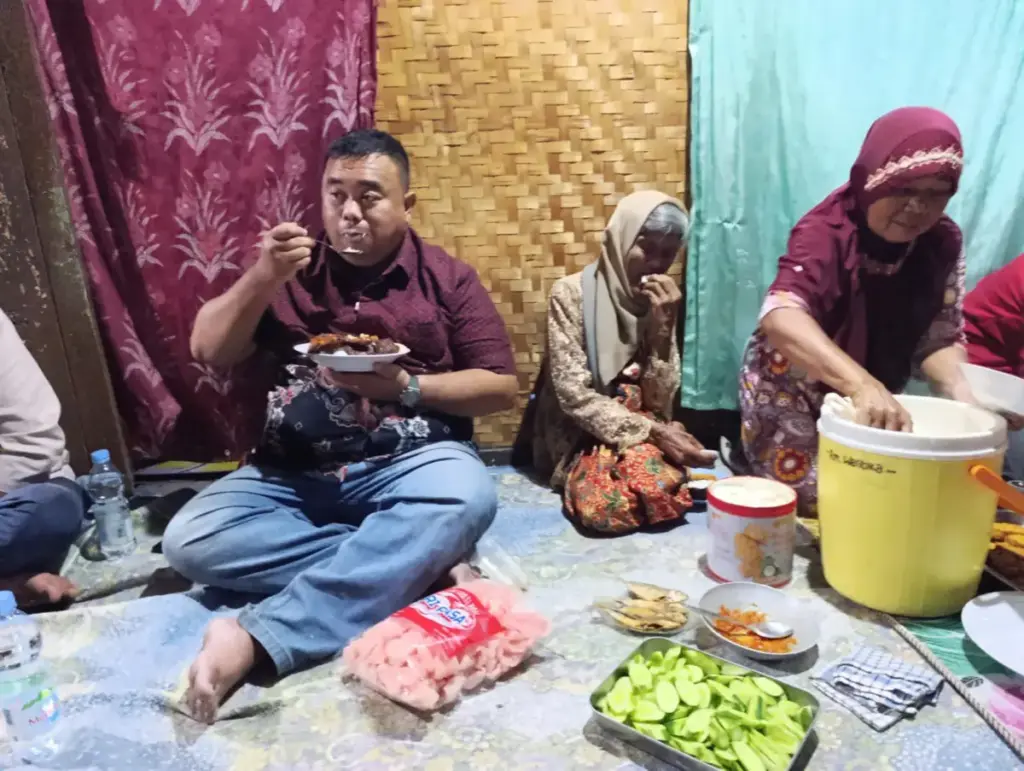 Yudha Anggota DPRD Garut Bukber di Rumah Emak Onah, Lansia Miskin yang Tak Tersentuh Bansos Yudha Anggota DPRD Garut Bukber di Rumah Emak Onah, Lansia Miskin yang Tak Tersentuh Bansos