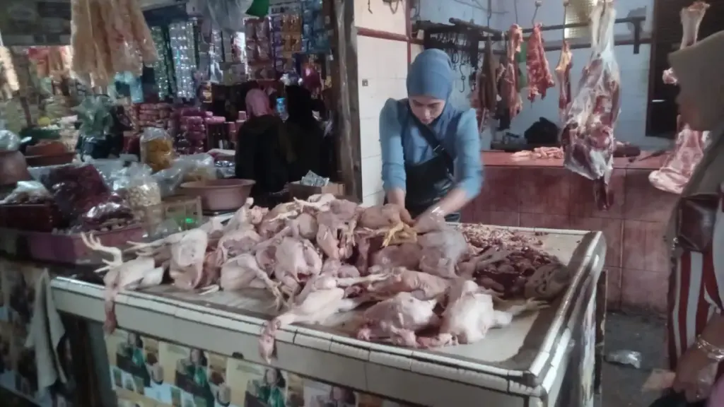 Harga Daging Ayam Berangsur Turun di Sejumlah Pasar Garut (Feri/Radar Garut)