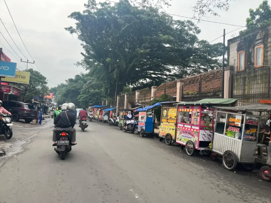 Jalan Merdeka dan Simpang Lima Jadi Zona Terlarang PKL, Pemda Garut Siapkan Tempat Relokasi Sementara Rizka/radar garut