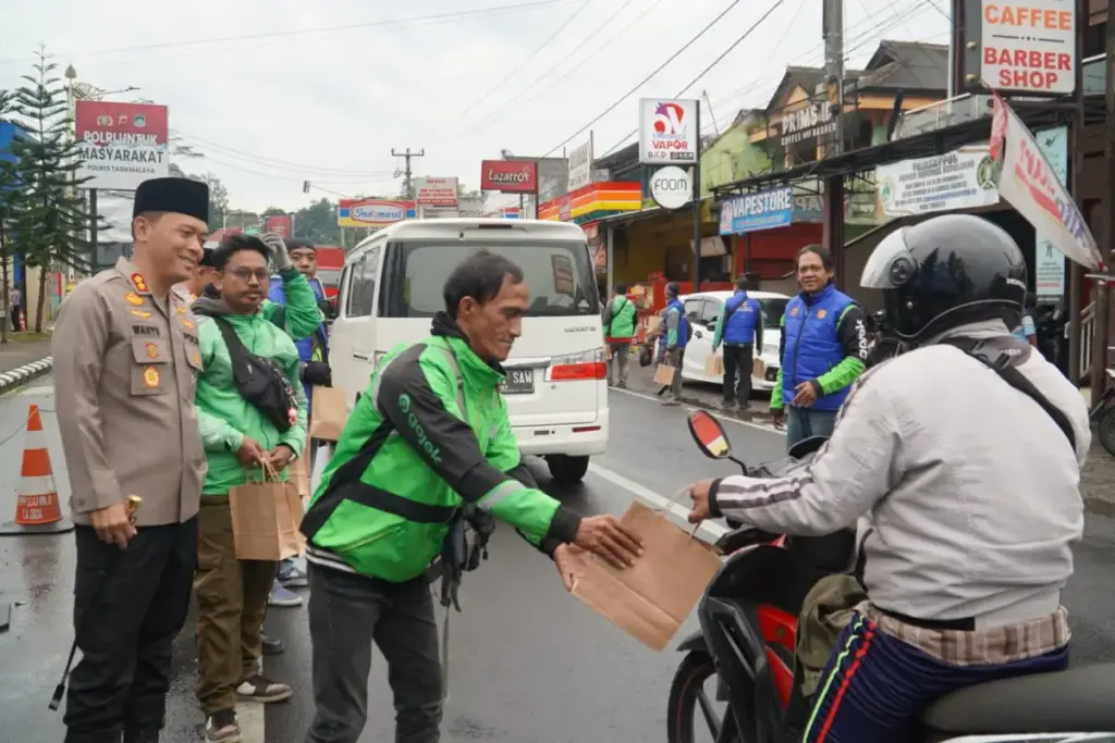 Ramadhan Berkah, Polres Tasikmalaya Gandeng Ojol Berbagi di Depan Mako istimewa